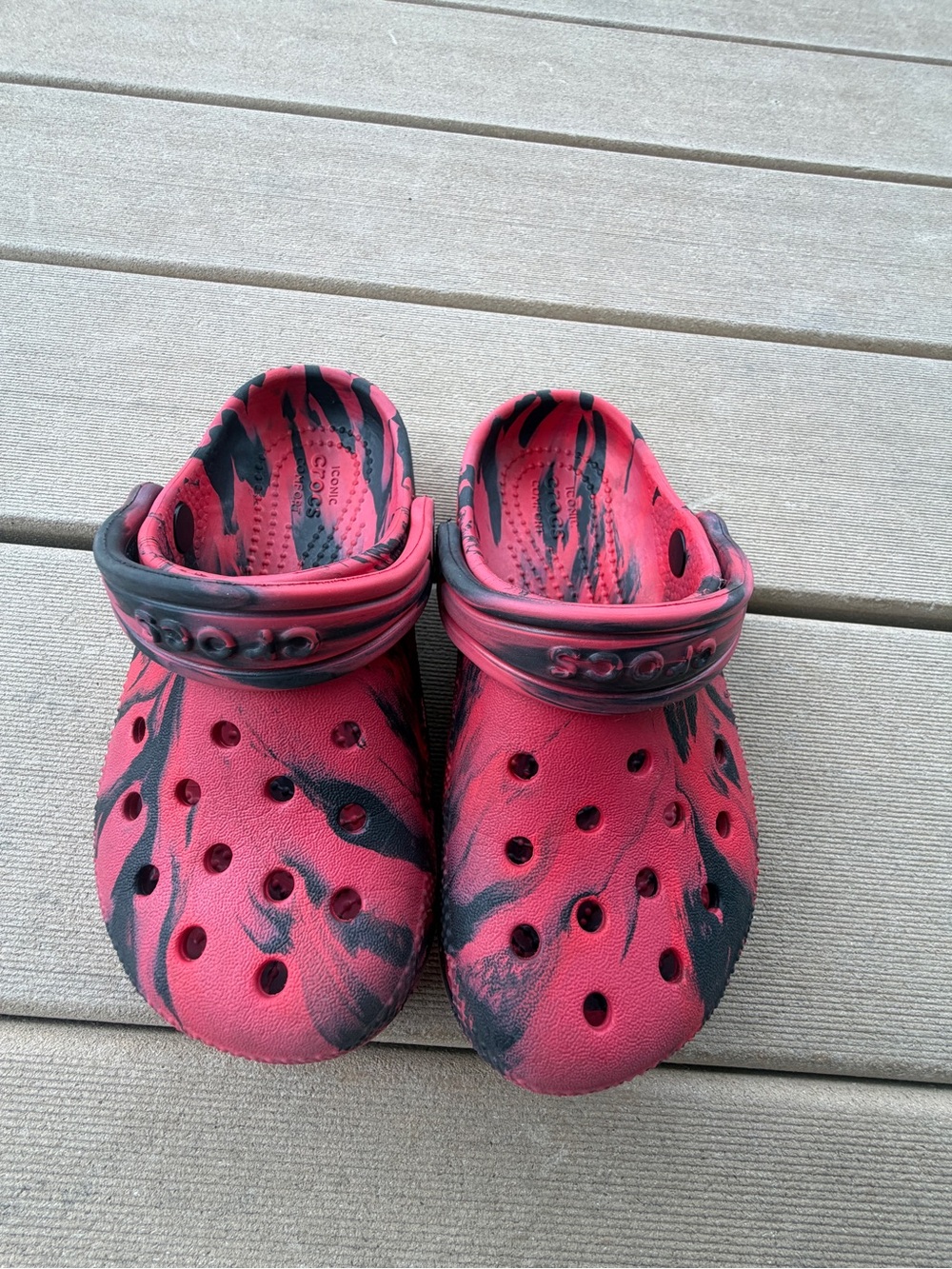 CROCS Kids Red and Black Marbled Clogs with Heel Strap